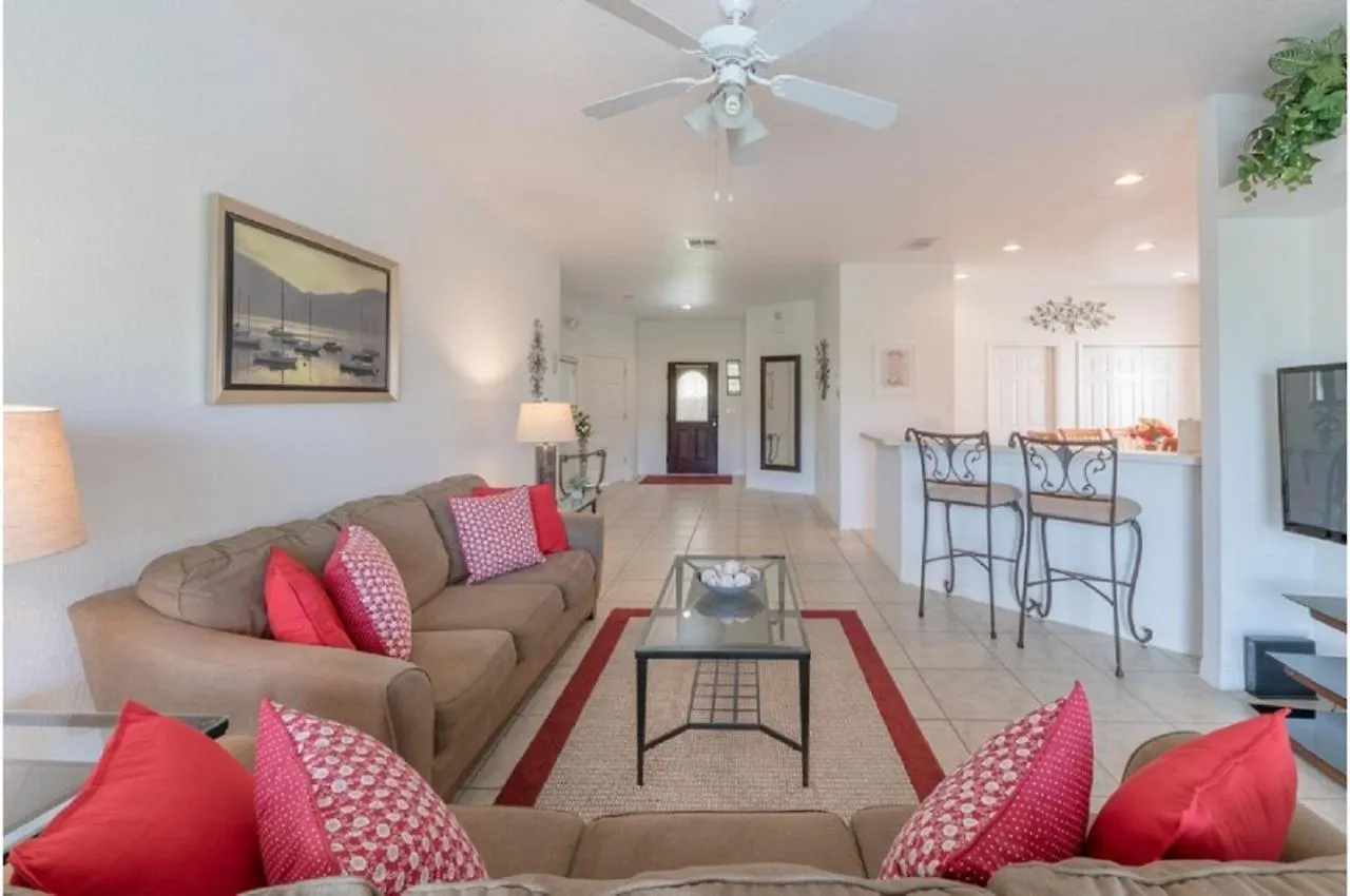 Three-Bedroom Pool Home Davenport Holiday home